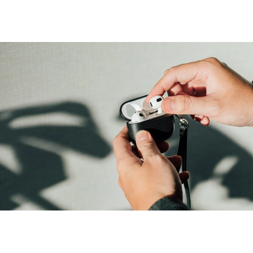 Etui Moshi Pebbo Luxe Apple AirPods 3 z odpinanym paskiem na rękę (Charcoal Black)