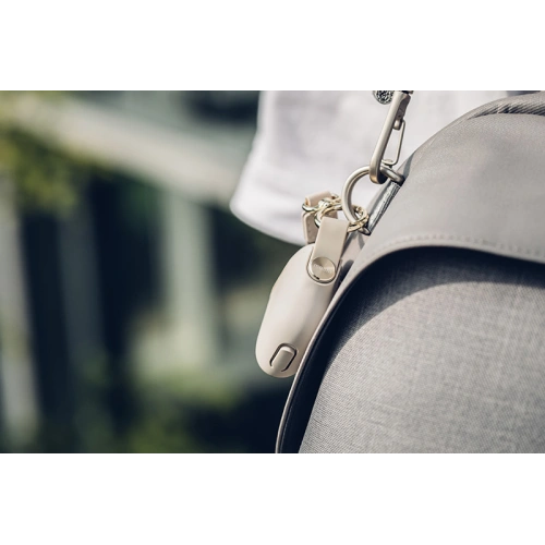 Etui Moshi Pebbo Apple AirPods 3 z odpinanym paskiem na rękę (Savanna Beige)