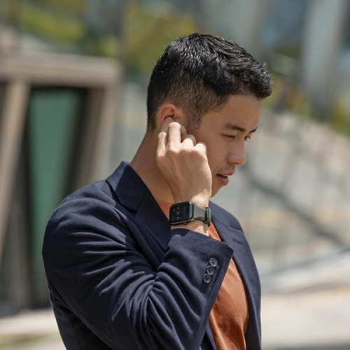 Pasek UNIQ Linus Apple Watch 4/5/6/7/8/9/SE/10 40/41/42mm Airosoft Silicone czarny/midnight black