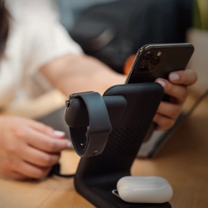 Hurtownia GSM - Vezeték nélküli töltő STM ChargeTree Swing 3w1 Apple iPhone, AirPods és Watch számára (fekete) - STM32 - {ean13} - Hurt