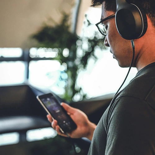 Kabel audio kątowy UGREEN AV112 AUX 2x mini jack 3,5mm 1,5m niebieski