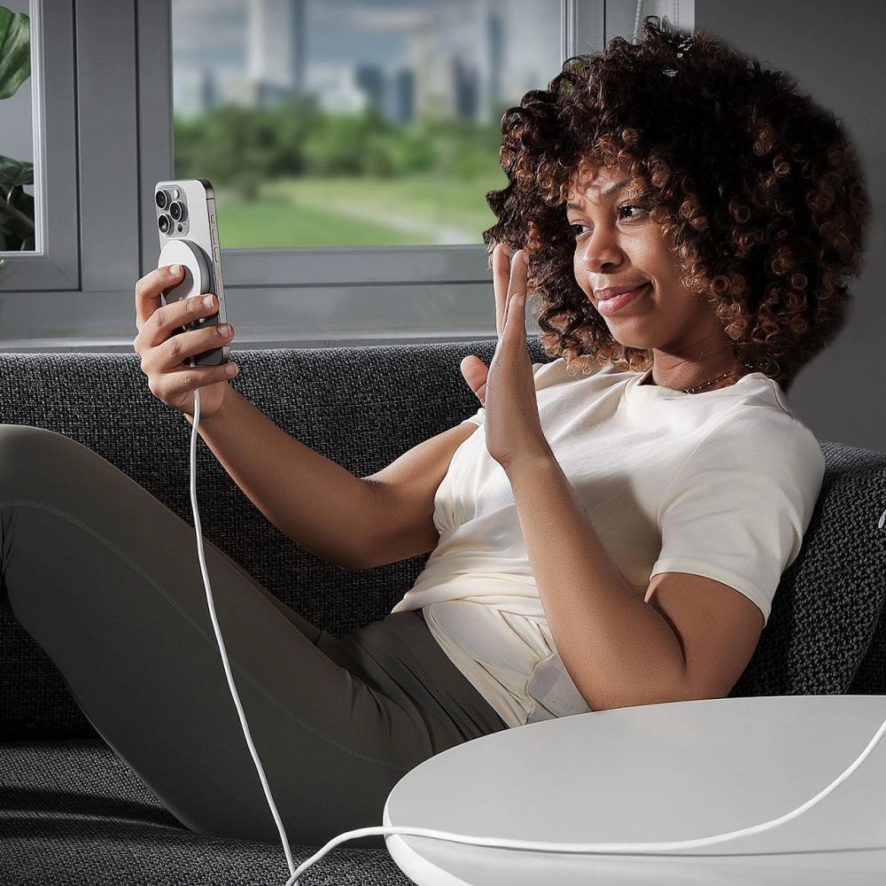 Hurtownia GSM - Ładowarka indukcyjna ESR HaloLock QI2 Mini Magnetic MagSafe wireless charger 15W Silver - ESR814 - {ean13} - Hurt
