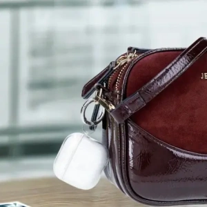 Hurtownia GSM - Elastický obal s karabinou Bizon Case Headphone Clear pro Apple AirPods 4 průhledný s třpytkami - BIZ8024 - {ean13} - Hurt