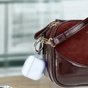Hurtownia GSM - Elastické pouzdro s karabinou Bizon Case Headphone Clear pro Apple AirPods 4 průhledně-modré - BIZ8030 - {ean13} - Hurt