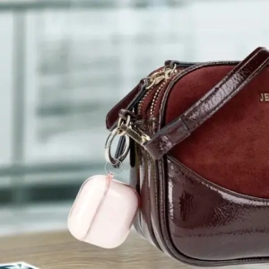 Hurtownia GSM - Elastický obal s karabinou Bizon Case Headphone Clear pro Apple AirPods 4 průhledně-růžový - BIZ8031 - {ean13} - Hurt