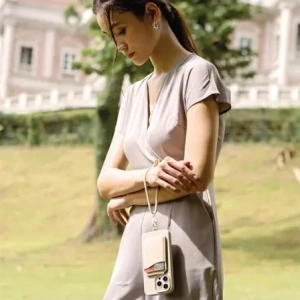 Uniwersalny sznurek do telefonu na rękę UNIQ Coehl Laurel Handstrap kremowy