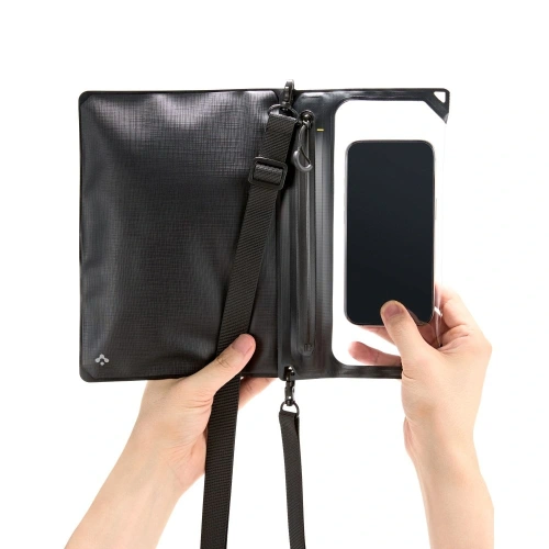 Etui Spigen A640 w ręku, pokazujące jego kompaktowe rozmiary i funkcjonalność.