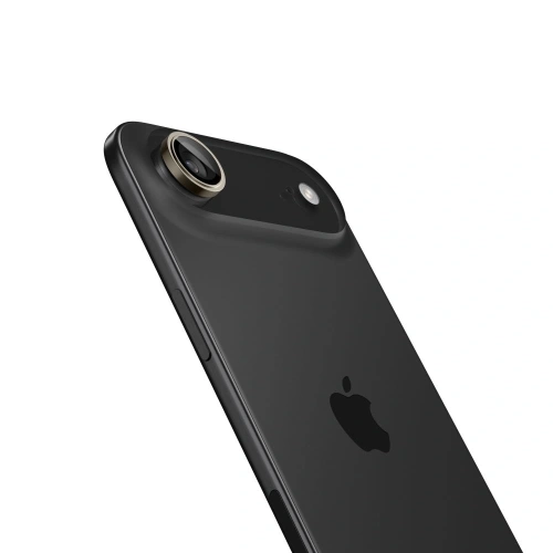 Aplikacja osłony aparatu Spigen na iPhone'a Air, pokazująca łatwość montażu.