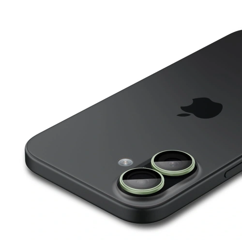 Osłona aparatu Spigen zamontowana na iPhone 16, chroniąca obiektyw przed zarysowaniami.