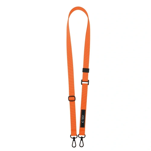 Smycz Tech-Protect C6S w akcji, noszona na ciele jako crossbody.
