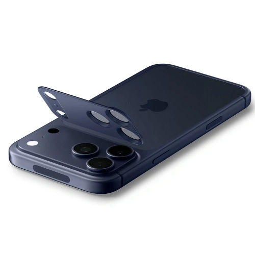 Osłona aparatu Spigen zamontowana na iPhone 17 Pro Max, chroniąca obiektyw.